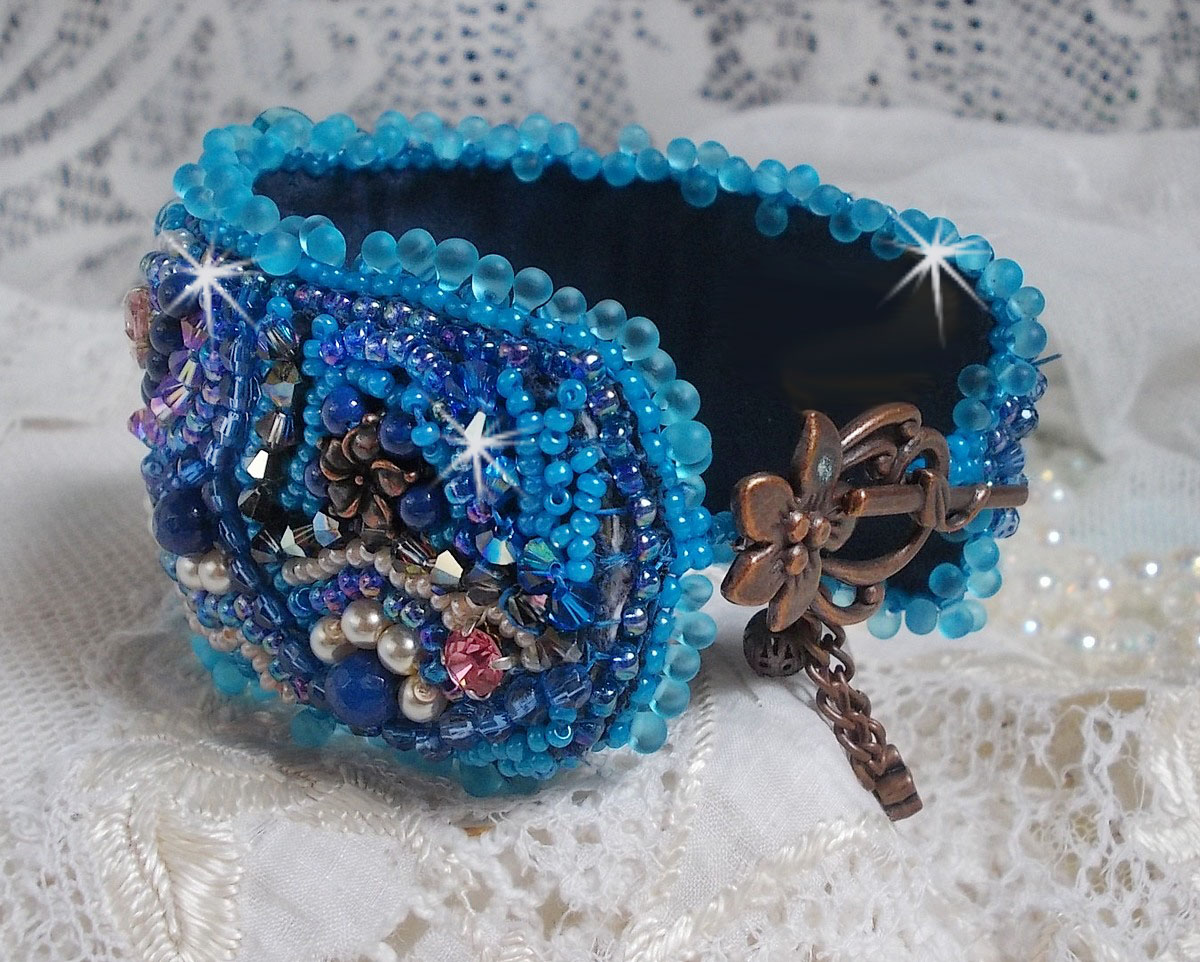 Bracciale Belle Epoque Haute-Couture ricamato con cristalli Swarovski, cabochon in resina e perle di semi