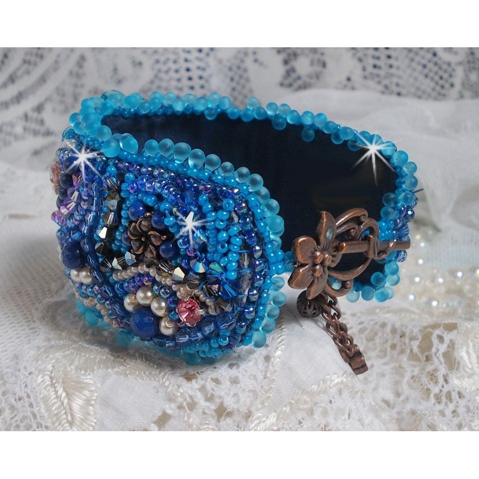 Bracciale Belle Epoque Haute-Couture ricamato con cristalli Swarovski, cabochon in resina e perle di semi