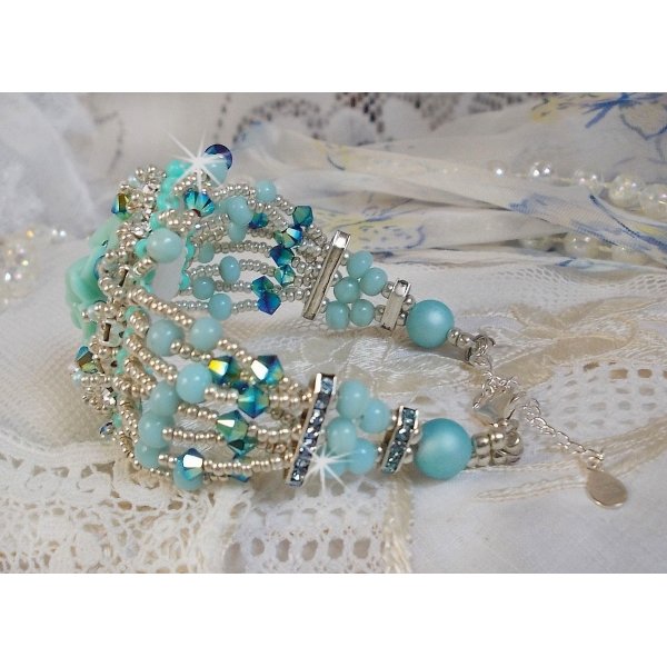 Bracelet Blue Flowers Haute-Couture brod&eacute; avec des Cristaux de Swarovski, un cabochon en r&eacute;sine, des perles rondes en satin, des rocailles avec une cha&icirc;nette et un fermoir en Argent 925/1000