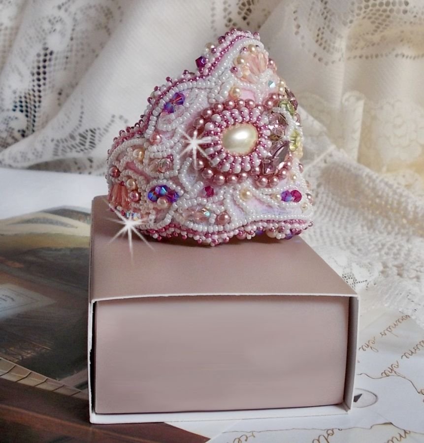 Bracelet Haute-Couture Valmont avec une dentelle ivoire très ancienne et des cristaux