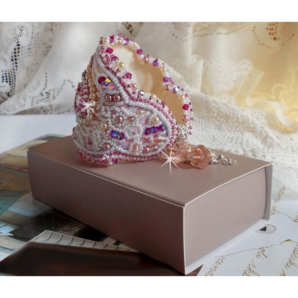 Bracelet Haute-Couture Valmont avec une dentelle ivoire tr&egrave;s ancienne et des cristaux