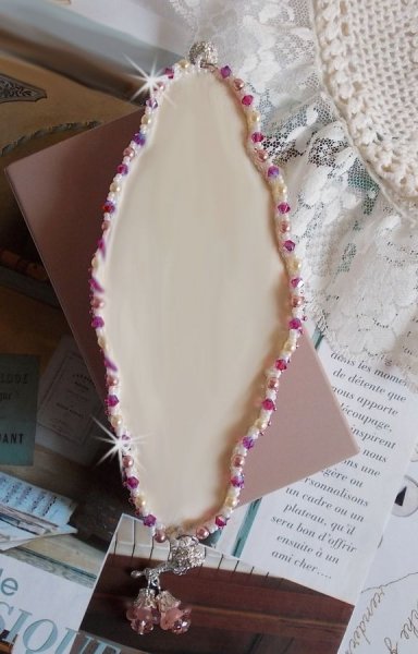 Bracelet Haute-Couture Valmont avec une dentelle ivoire tr&egrave;s ancienne et des cristaux