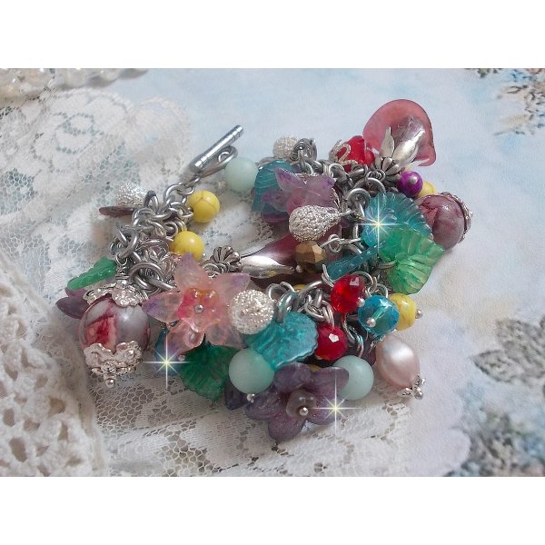 Bracelet Lady Luxe mont&eacute; avec des perles de gemme : L&rsquo;Amazonite et la Sugilite &agrave; laquelle s&rsquo;ajoute des fleurs de diff&eacute;rentes vari&eacute;t&eacute;s peintes &agrave; la main : lucite et r&eacute;sine, breloques et perles