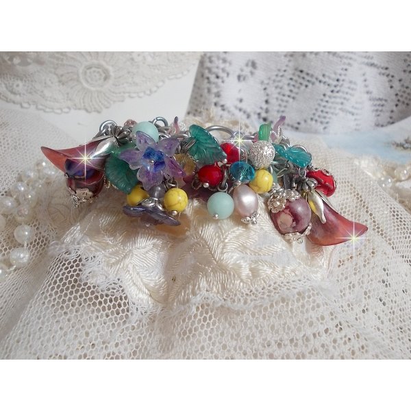 Bracelet Lady Luxe mont&eacute; avec des perles de gemme : L&rsquo;Amazonite et la Sugilite &agrave; laquelle s&rsquo;ajoute des fleurs de diff&eacute;rentes vari&eacute;t&eacute;s peintes &agrave; la main : lucite et r&eacute;sine, breloques et perles