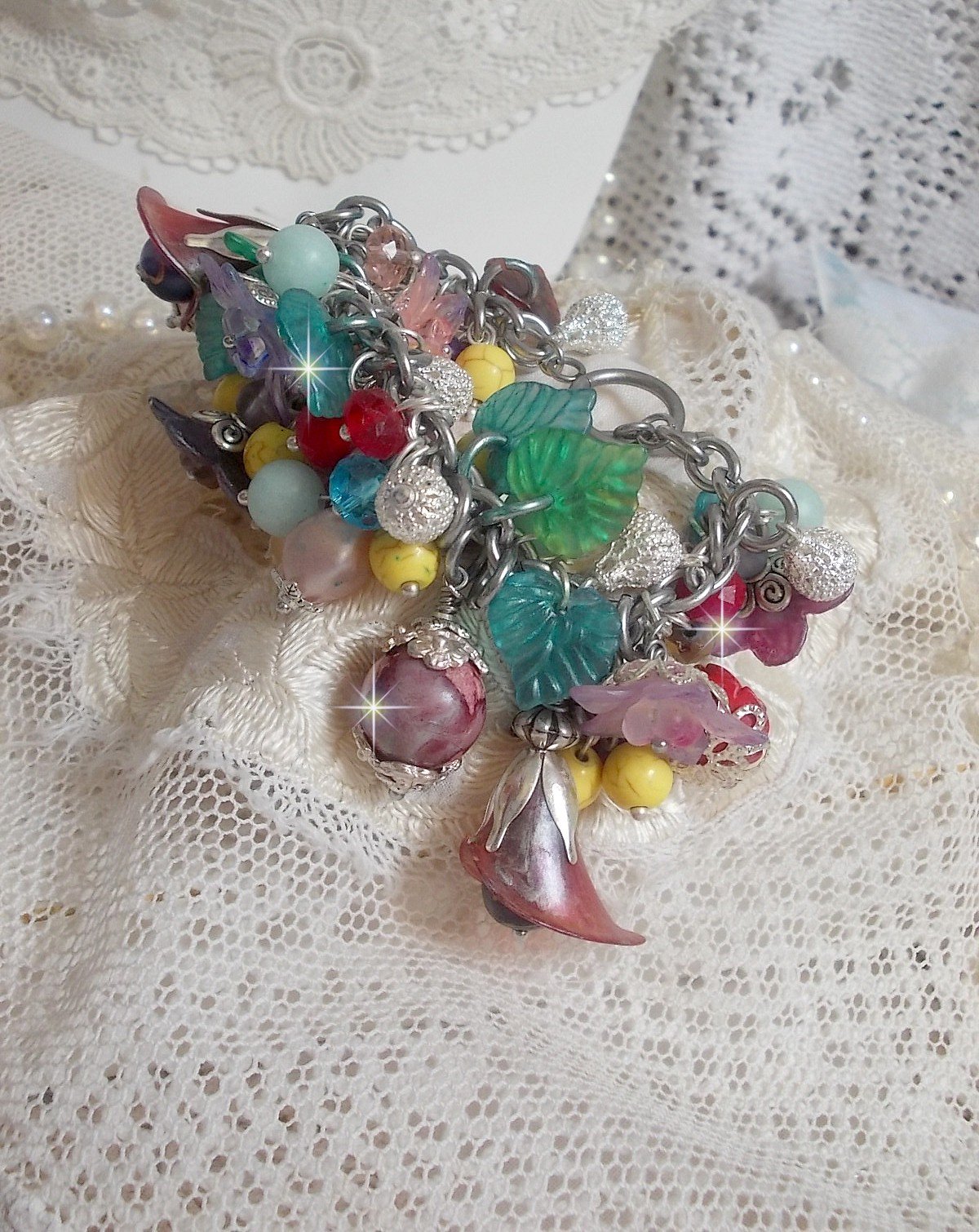 Bracelet Lady Luxe mont&eacute; avec des perles de gemme : L&rsquo;Amazonite et la Sugilite &agrave; laquelle s&rsquo;ajoute des fleurs de diff&eacute;rentes vari&eacute;t&eacute;s peintes &agrave; la main : lucite et r&eacute;sine, breloques et perles