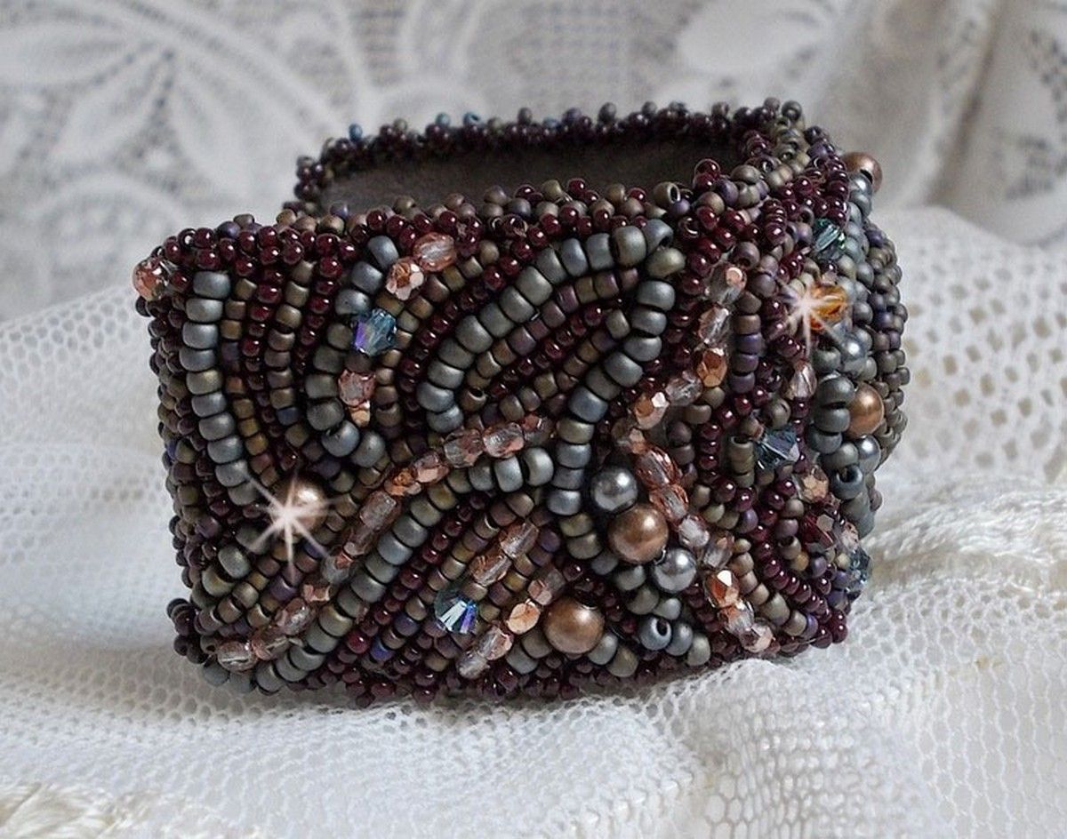 Bracciale lungo Brown Picasso ricamato con una pietra preziosa (diaspro di Picasso), cristalli Swarovski, perline Miyuki e sfaccettature di vetro bohémien.