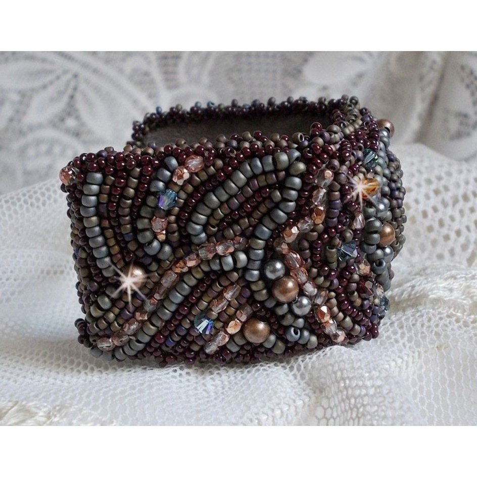 Bracciale lungo Brown Picasso ricamato con una pietra preziosa (diaspro di Picasso), cristalli Swarovski, perline Miyuki e sfaccettature di vetro bohémien.