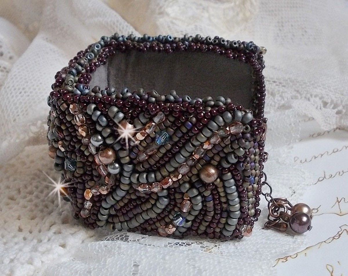 Bracciale lungo Brown Picasso ricamato con una pietra preziosa (diaspro di Picasso), cristalli Swarovski, perline Miyuki e sfaccettature di vetro bohémien.