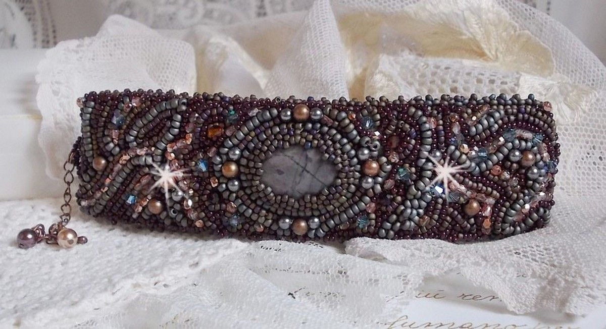 Bracciale lungo Brown Picasso ricamato con una pietra preziosa (diaspro di Picasso), cristalli Swarovski, perline Miyuki e sfaccettature di vetro bohémien.