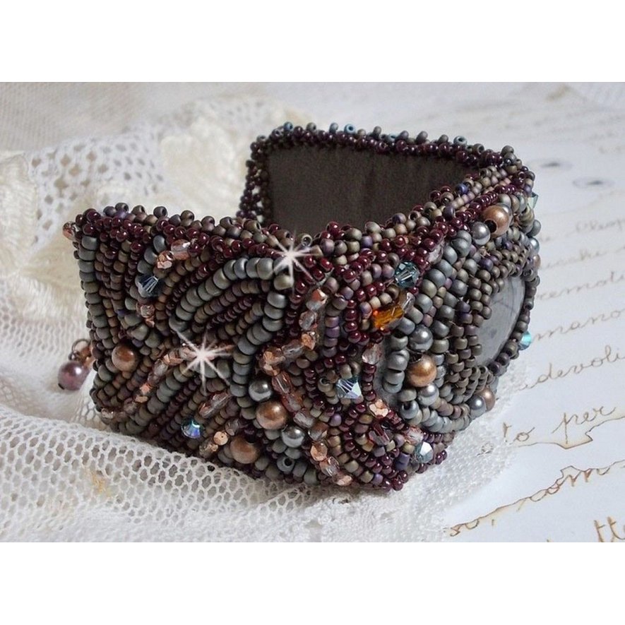 Bracciale lungo Brown Picasso ricamato con una pietra preziosa (diaspro di Picasso), cristalli Swarovski, perline Miyuki e sfaccettature di vetro bohémien.