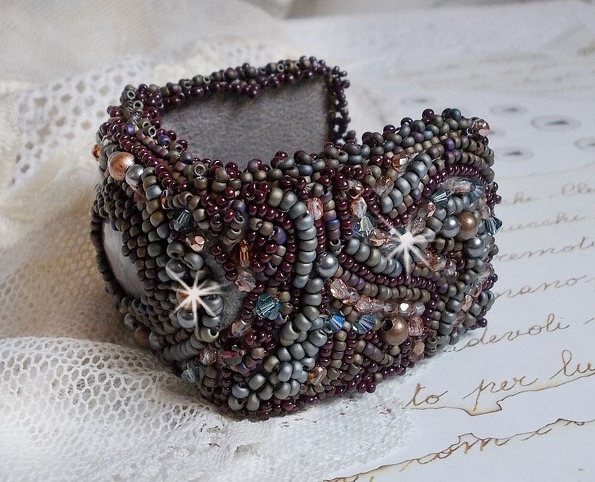 Bracciale lungo Brown Picasso ricamato con una pietra preziosa (diaspro di Picasso), cristalli Swarovski, perline Miyuki e sfaccettature di vetro bohémien.