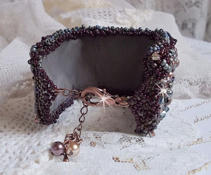 Bracciale lungo Brown Picasso ricamato con una pietra preziosa (diaspro di Picasso), cristalli Swarovski, perline Miyuki e sfaccettature di vetro boh&eacute;mien.