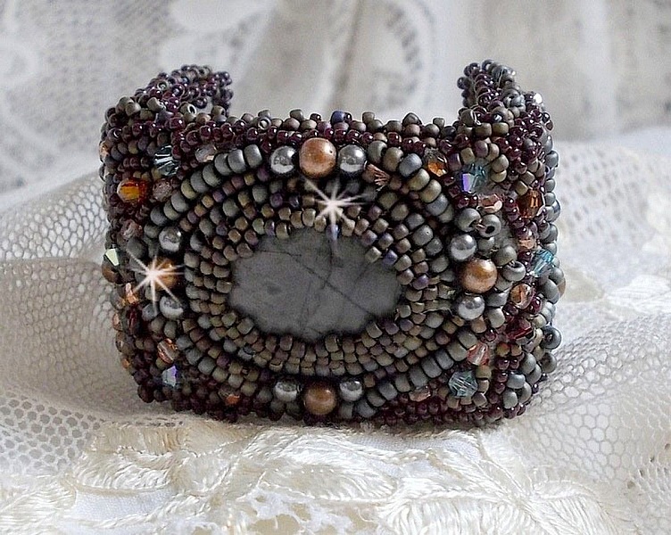 Bracciale lungo Brown Picasso ricamato con una pietra preziosa (diaspro di Picasso), cristalli Swarovski, perline Miyuki e sfaccettature di vetro boh&eacute;mien.