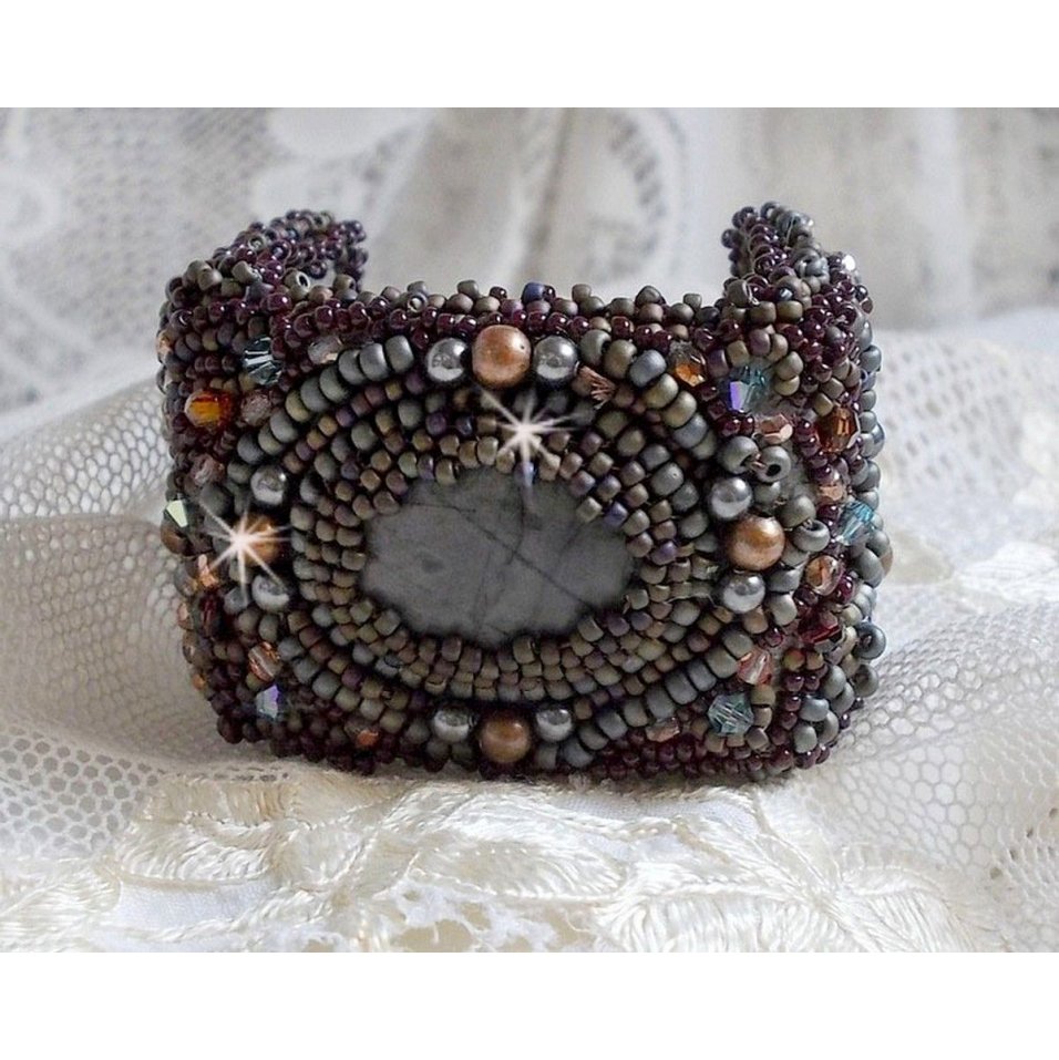 Bracciale lungo Brown Picasso ricamato con una pietra preziosa (diaspro di Picasso), cristalli Swarovski, perline Miyuki e sfaccettature di vetro bohémien.