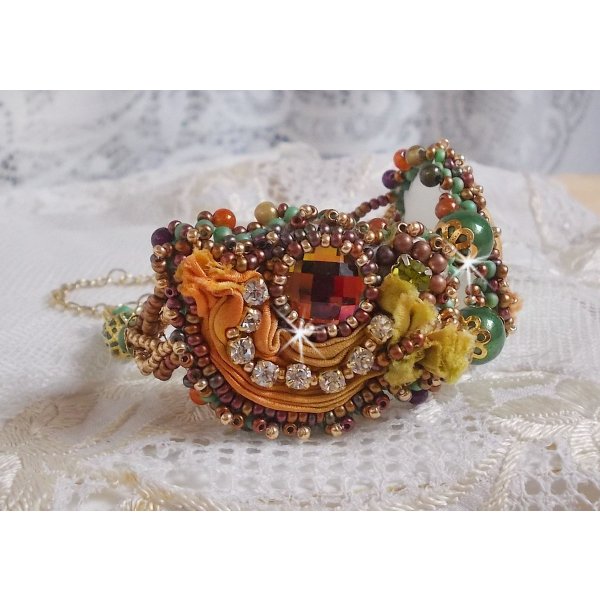 Bracciale a luna veneziana ricamato con nastro di seta, cabochon sfaccettati, cristalli Swarovski e perle magiche