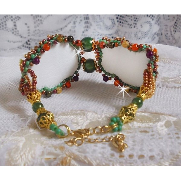 Bracciale a luna veneziana ricamato con nastro di seta, cabochon sfaccettati, cristalli Swarovski e perle magiche