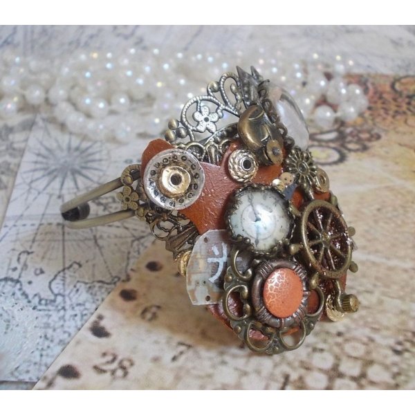 Bracciale L'&eacute;l&eacute;gante du Temps creato con ingranaggi, timbri, viti, bulloni, meccanismi di orologi e altri materiali