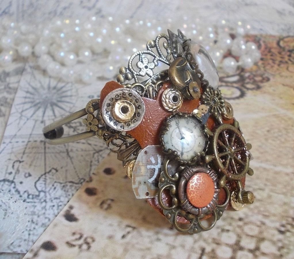 Bracciale L'élégante du Temps creato con ingranaggi, timbri, viti, bulloni, meccanismi di orologi e altri materiali