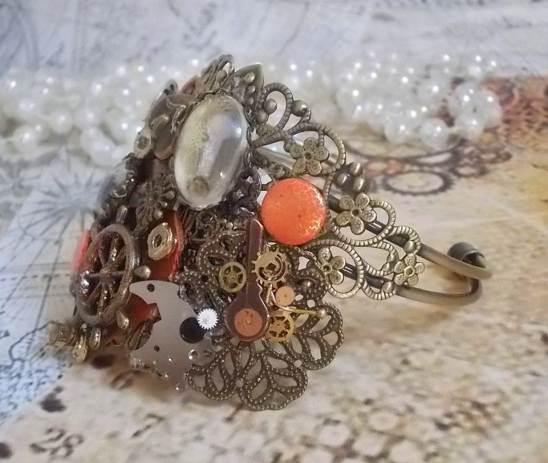 Bracciale L'élégante du Temps creato con ingranaggi, timbri, viti, bulloni, meccanismi di orologi e altri materiali