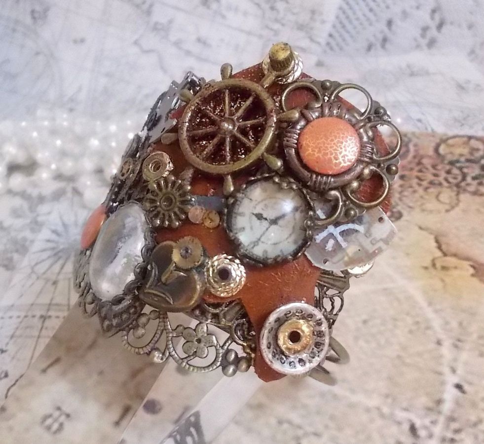 Bracciale L'élégante du Temps creato con ingranaggi, timbri, viti, bulloni, meccanismi di orologi e altri materiali