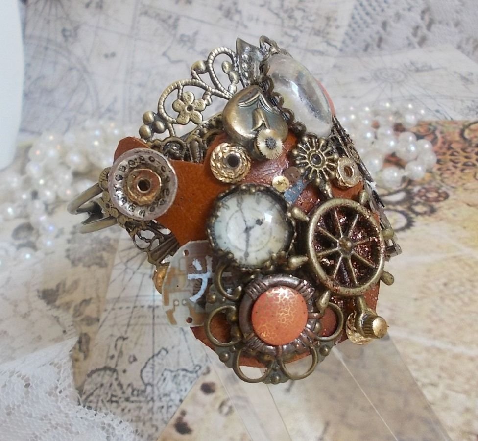 Bracciale L'élégante du Temps creato con ingranaggi, timbri, viti, bulloni, meccanismi di orologi e altri materiali