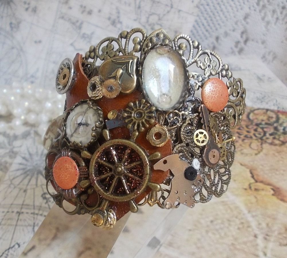 Bracciale L'élégante du Temps creato con ingranaggi, timbri, viti, bulloni, meccanismi di orologi e altri materiali