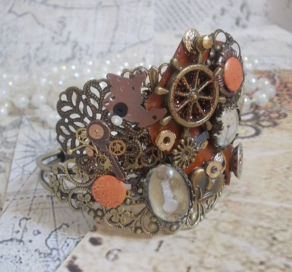 Bracciale L'élégante du Temps creato con ingranaggi, timbri, viti, bulloni, meccanismi di orologi e altri materiali