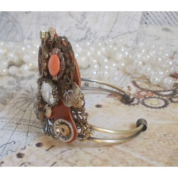 Bracciale L'&eacute;l&eacute;gante du Temps creato con ingranaggi, timbri, viti, bulloni, meccanismi di orologi e altri materiali