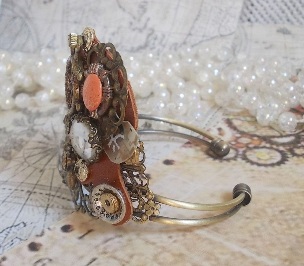 Bracciale L'élégante du Temps creato con ingranaggi, timbri, viti, bulloni, meccanismi di orologi e altri materiali