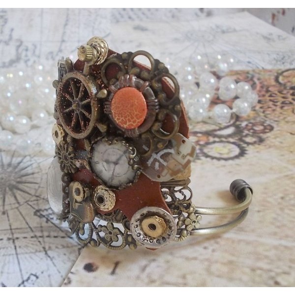 Bracciale L'&eacute;l&eacute;gante du Temps creato con ingranaggi, timbri, viti, bulloni, meccanismi di orologi e altri materiali