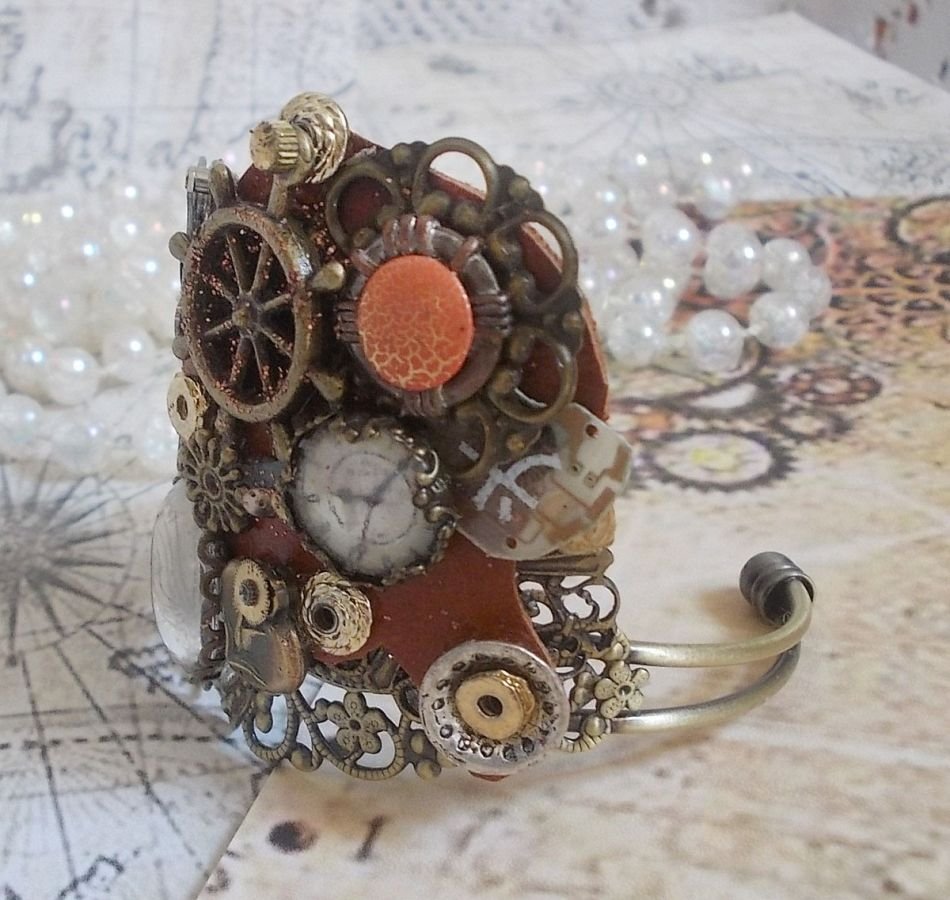 Bracciale L'élégante du Temps creato con ingranaggi, timbri, viti, bulloni, meccanismi di orologi e altri materiali