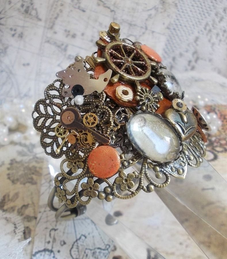 Bracciale L'élégante du Temps creato con ingranaggi, timbri, viti, bulloni, meccanismi di orologi e altri materiali