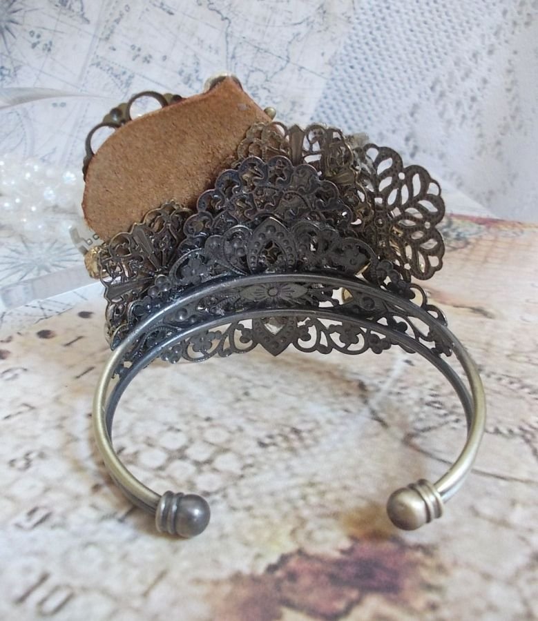 Bracciale L'élégante du Temps creato con ingranaggi, timbri, viti, bulloni, meccanismi di orologi e altri materiali