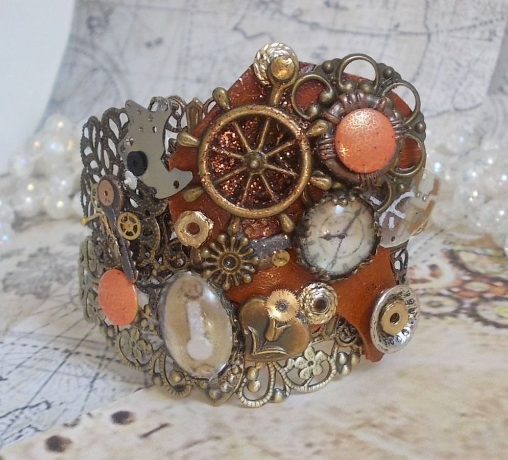Bracciale L'élégante du Temps creato con ingranaggi, timbri, viti, bulloni, meccanismi di orologi e altri materiali