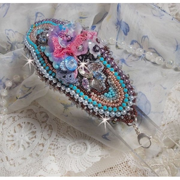Bracelet manchette Mademoiselle Bluse Haute-Couture brod&eacute; avec des Cristaux de Swarovski, des fleurs en verre de boh&egrave;me, de l'Argent 925/1000, de la dentelle  et des rocailles