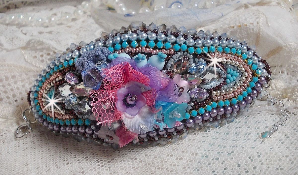 Bracelet manchette Mademoiselle Bluse Haute-Couture brodé avec des Cristaux de Swarovski, des fleurs en verre de bohème, de l'Argent 925/1000, de la dentelle  et des rocailles