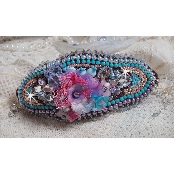 Bracelet manchette Mademoiselle Bluse Haute-Couture brodé avec des Cristaux de Swarovski, des fleurs en verre de bohème, de l'Argent 925/1000, de la dentelle  et des rocailles