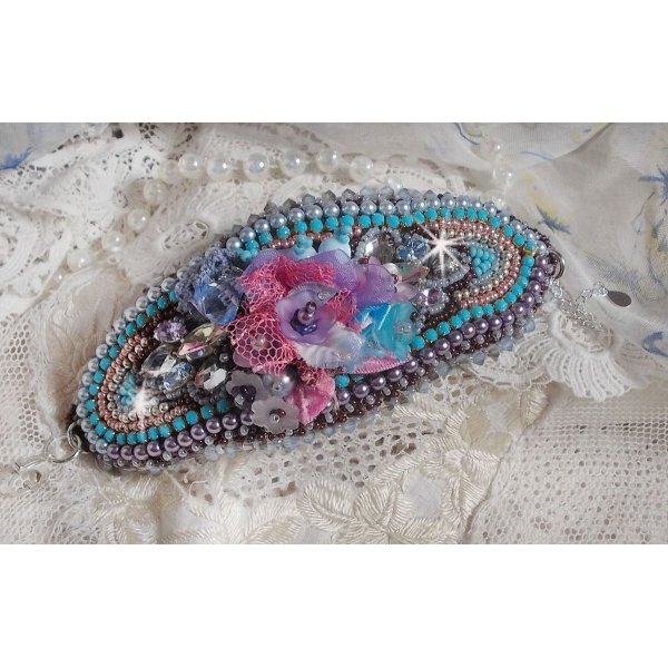 Bracelet manchette Mademoiselle Bluse Haute-Couture brodé avec des Cristaux de Swarovski, des fleurs en verre de bohème, de l'Argent 925/1000, de la dentelle  et des rocailles