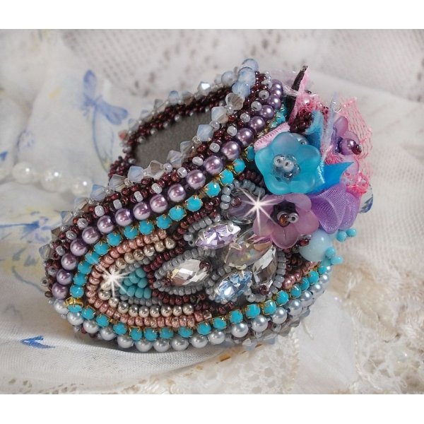 Bracelet manchette Mademoiselle Bluse Haute-Couture brod&eacute; avec des Cristaux de Swarovski, des fleurs en verre de boh&egrave;me, de l'Argent 925/1000, de la dentelle  et des rocailles