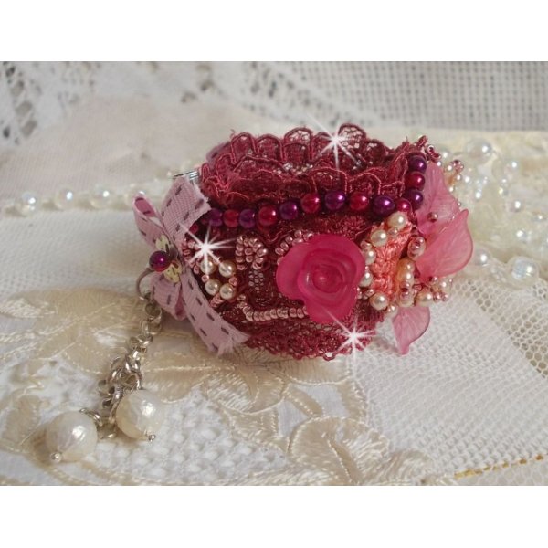 Bracelet Magnolia avec une dentelle bordeaux brod&eacute;e avec des perles nacr&eacute;es et fleurs