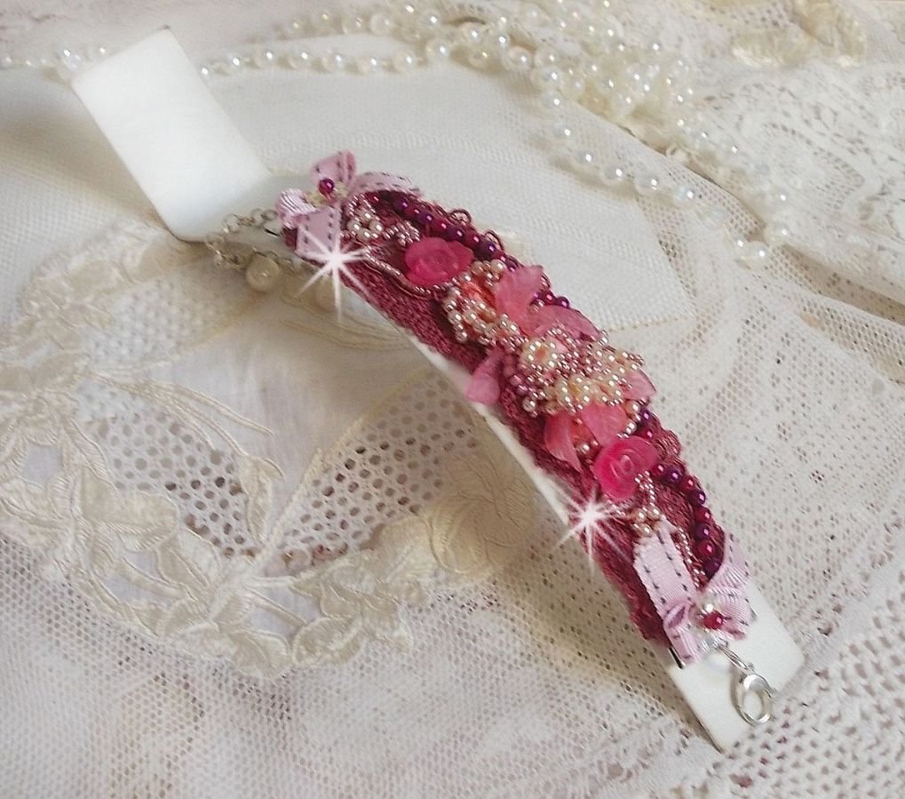 Bracelet Magnolia avec une dentelle bordeaux brodée avec des perles nacrées et fleurs