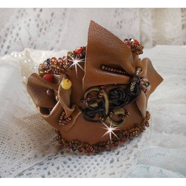 Bracelet manchette Amber Romance brod&eacute; avec du cuir vachette tr&egrave;s souple, des perles semi-pr&eacute;cieuses comme la Citrine, l' Agate et des rocailles