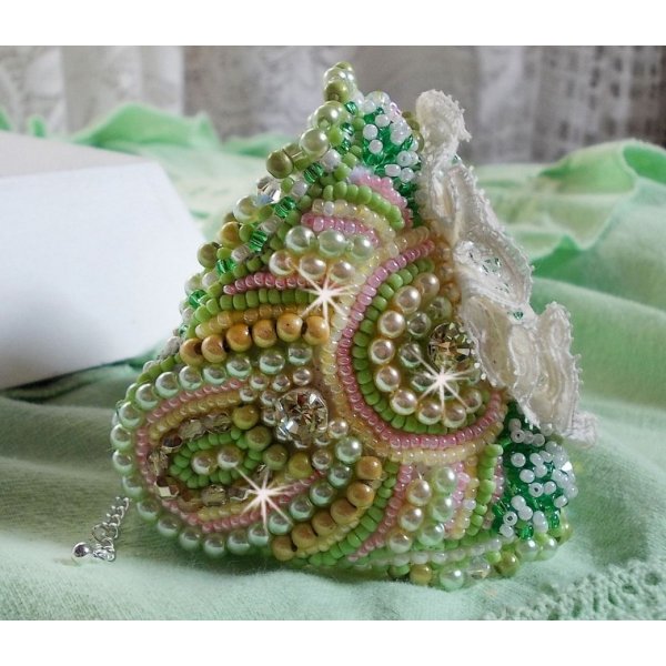 Bracelet manchette Anisse haute-Couture brod&eacute; avec un cabochon portrait de femme cr&eacute;e par mes soins, des perles de Swarovski, des rocailles.