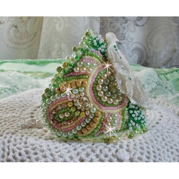 Bracelet manchette Anisse haute-Couture brod&eacute; avec un cabochon portrait de femme cr&eacute;e par mes soins, des perles de Swarovski, des rocailles.