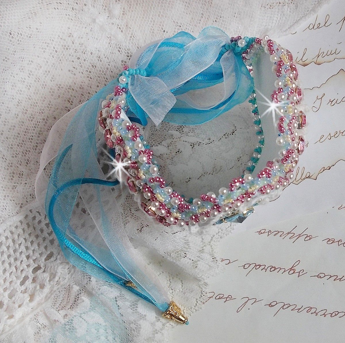 Bracciale Beauty Alicia Blue Haute-Couture ricamato con cristalli Swarovski, pizzo bianco e perline.