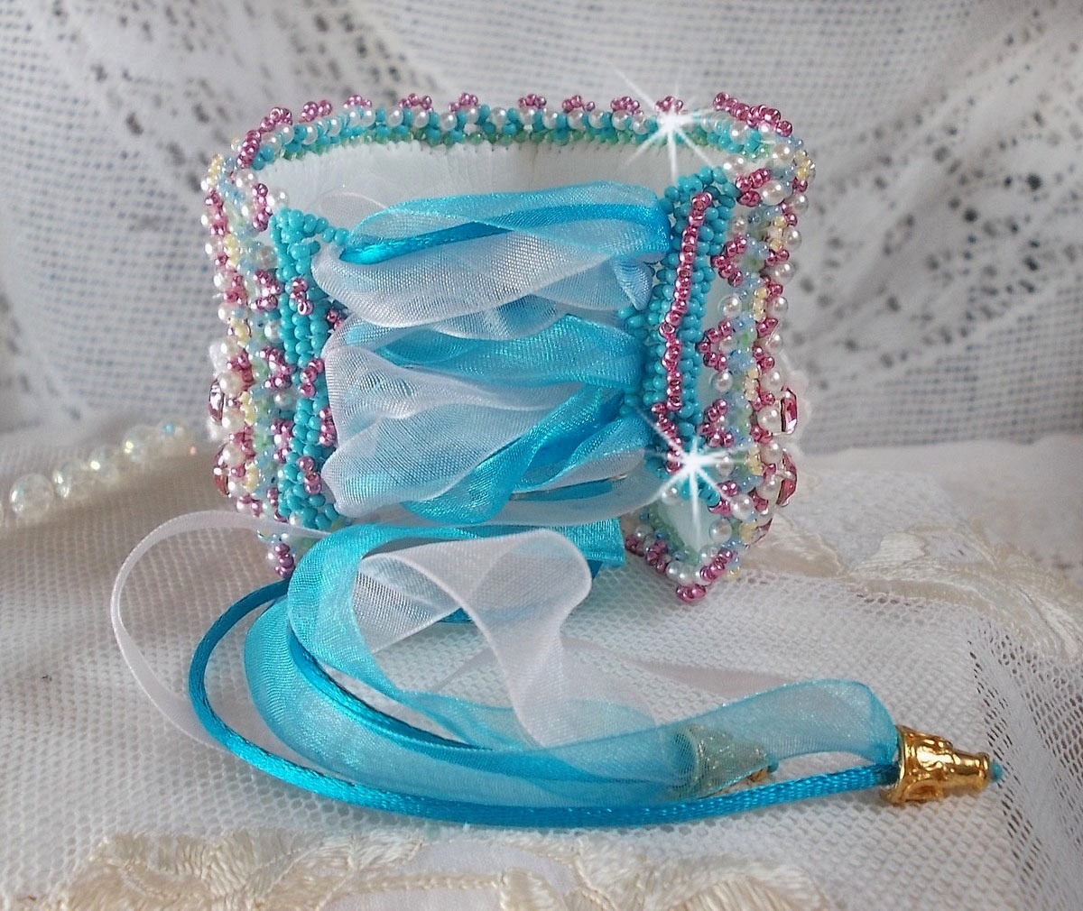 Bracciale Beauty Alicia Blue Haute-Couture ricamato con cristalli Swarovski, pizzo bianco e perline.