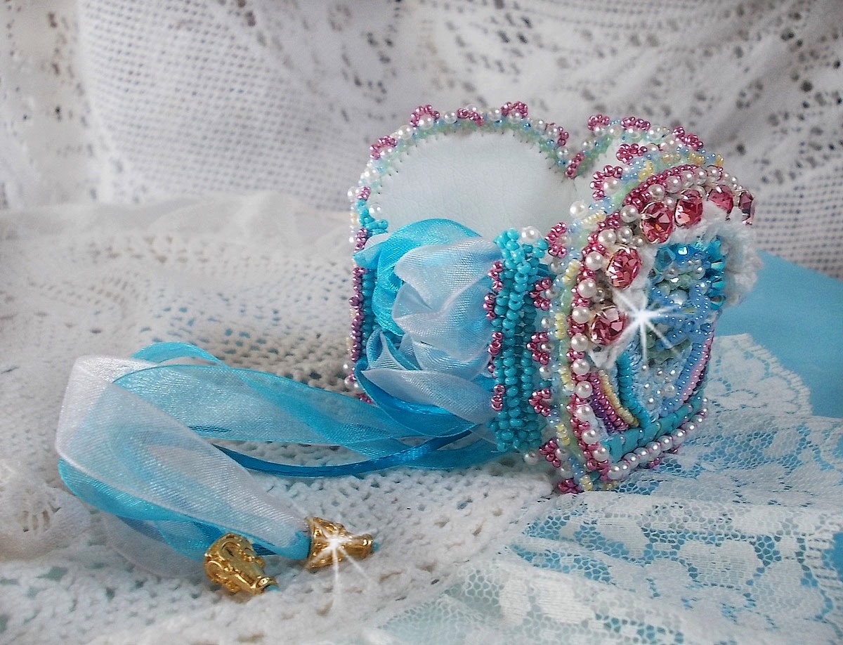 Bracciale Beauty Alicia Blue Haute-Couture ricamato con cristalli Swarovski, pizzo bianco e perline.