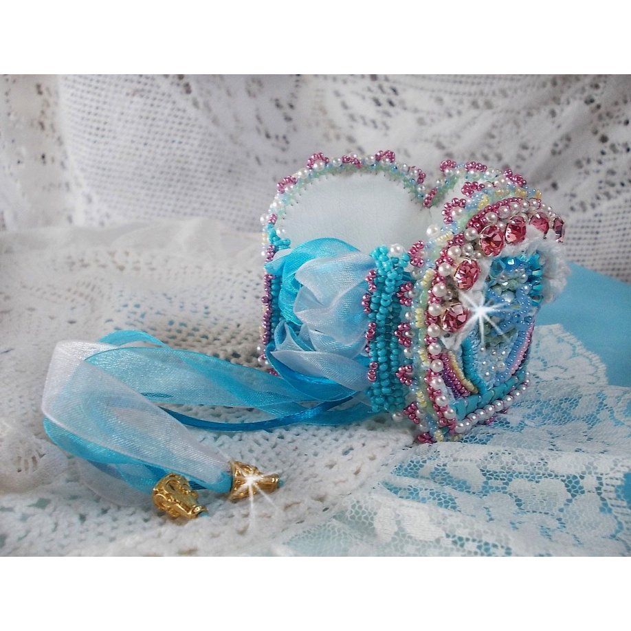 Bracciale Beauty Alicia Blue Haute-Couture ricamato con cristalli Swarovski, pizzo bianco e perline.