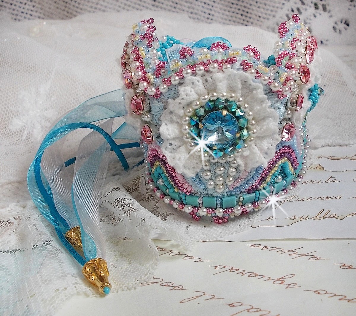 Bracciale Beauty Alicia Blue Haute-Couture ricamato con cristalli Swarovski, pizzo bianco e perline.