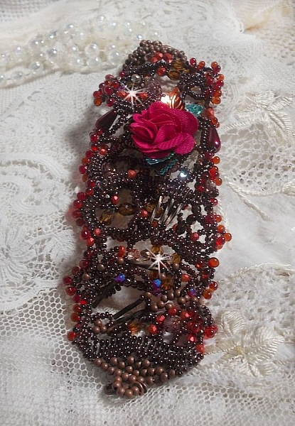 Bracciale Belle H&eacute;l&egrave;ne, tutto in perline, fiore di stoffa, perline (calcite gialla/bianca) e perline.